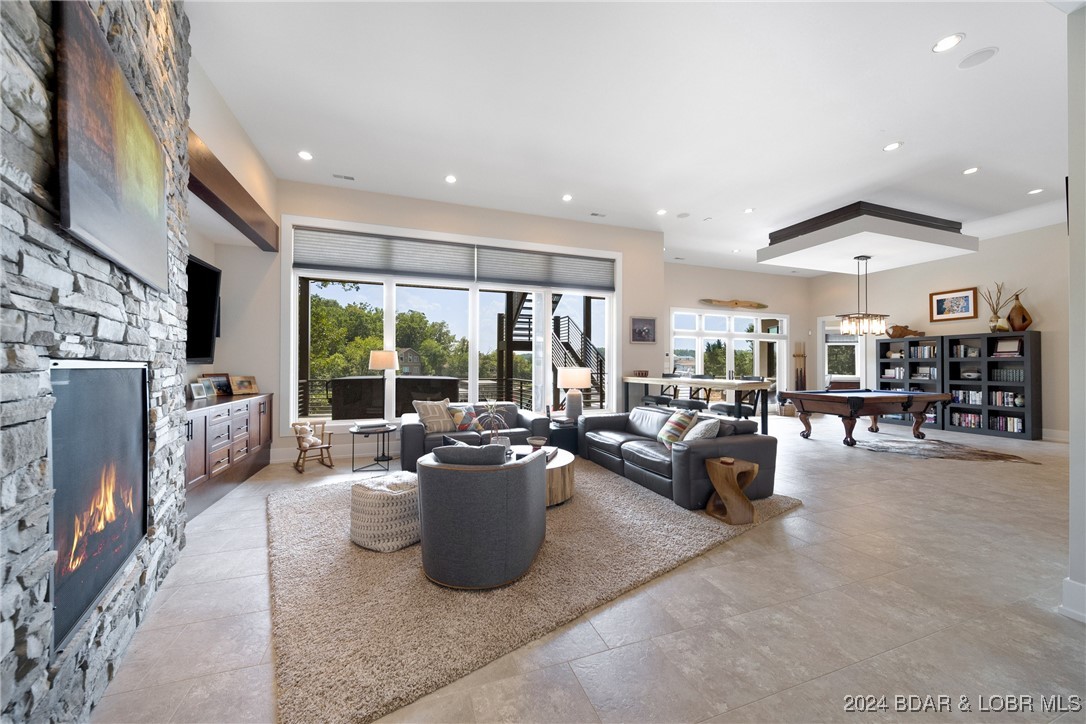 Porto Cima, Missouri 65079, United States, 4 Bedrooms Bedrooms, ,5 BathroomsBathrooms,Residential,Contingent,45852