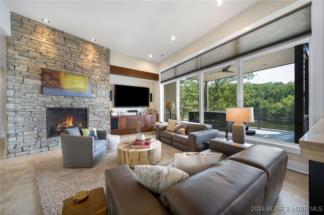 Porto Cima, Missouri 65079, United States, 4 Bedrooms Bedrooms, ,5 BathroomsBathrooms,Residential,Contingent,45852