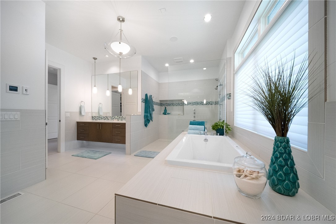 Porto Cima, Missouri 65079, United States, 4 Bedrooms Bedrooms, ,5 BathroomsBathrooms,Residential,Contingent,45852