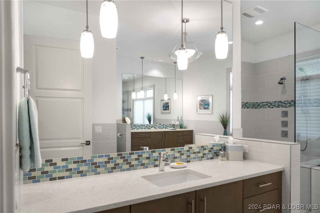 Porto Cima, Missouri 65079, United States, 4 Bedrooms Bedrooms, ,5 BathroomsBathrooms,Residential,Contingent,45852