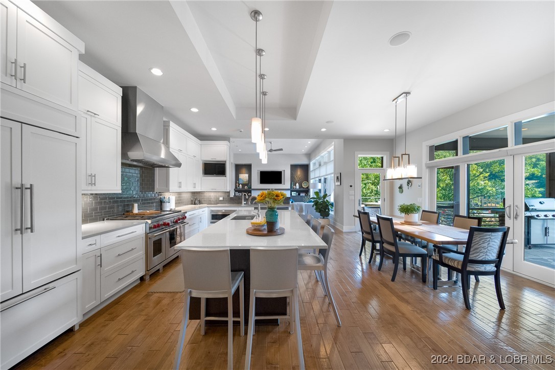 Porto Cima, Missouri 65079, United States, 4 Bedrooms Bedrooms, ,5 BathroomsBathrooms,Residential,Contingent,45852