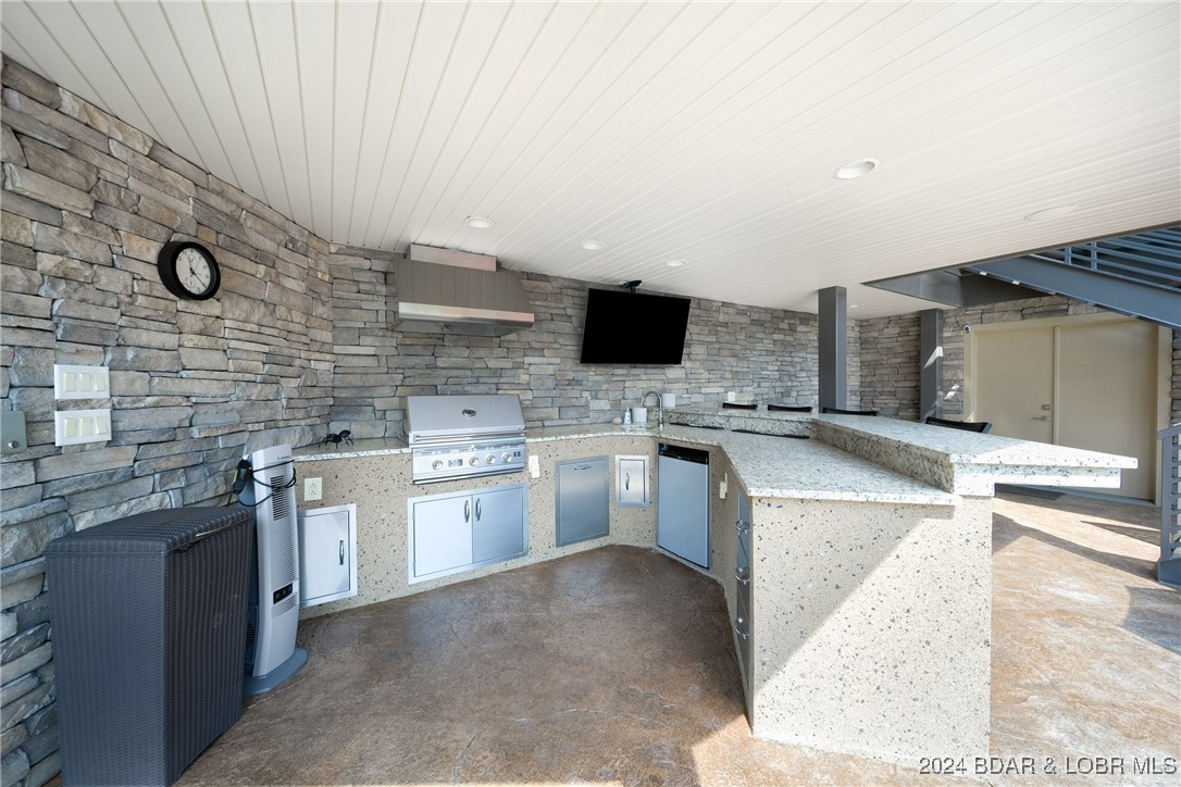 Porto Cima, Missouri 65079, United States, 4 Bedrooms Bedrooms, ,5 BathroomsBathrooms,Residential,Contingent,45852