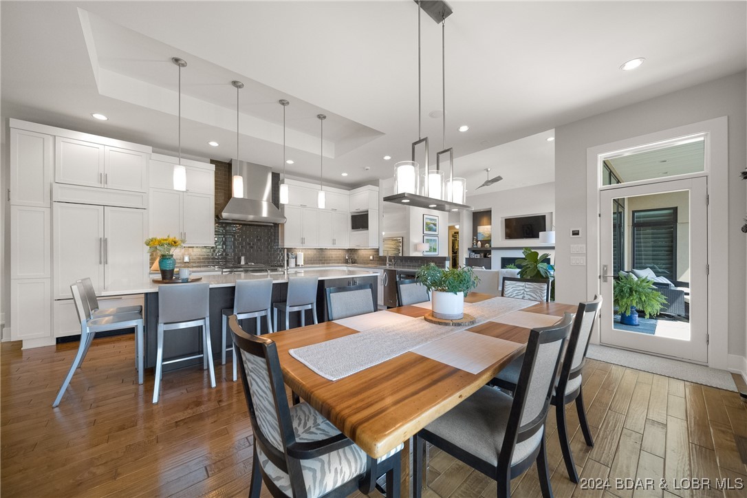 Porto Cima, Missouri 65079, United States, 4 Bedrooms Bedrooms, ,5 BathroomsBathrooms,Residential,Contingent,45852