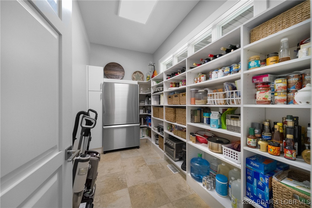 Porto Cima, Missouri 65079, United States, 4 Bedrooms Bedrooms, ,5 BathroomsBathrooms,Residential,Contingent,45852