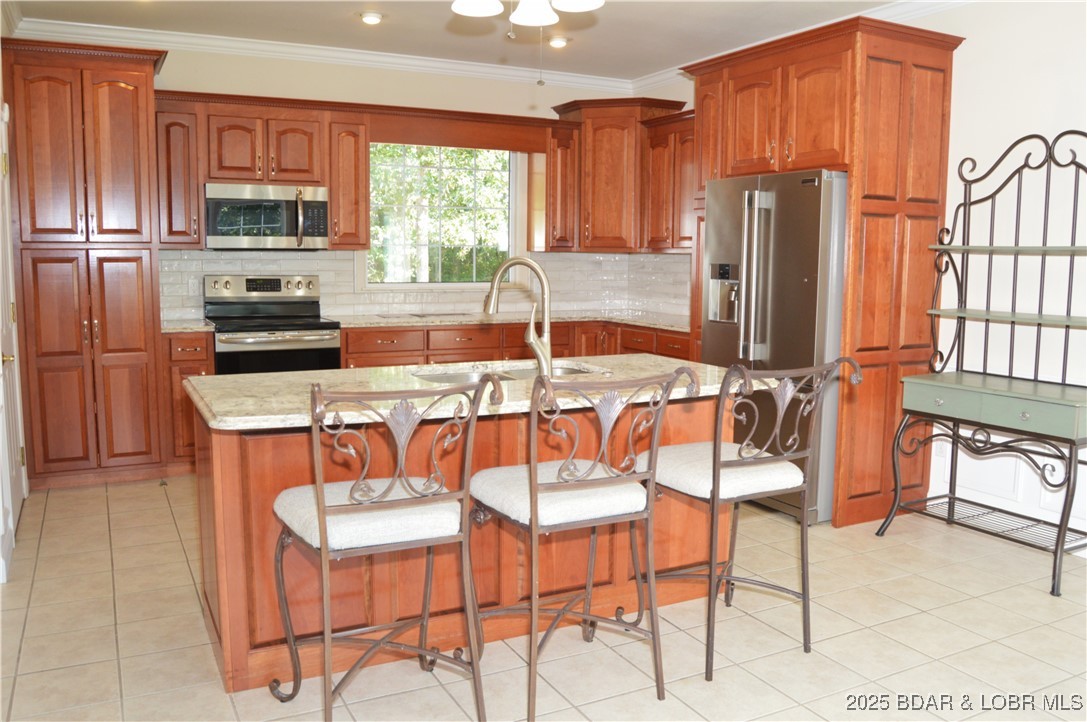 Main image without alt text