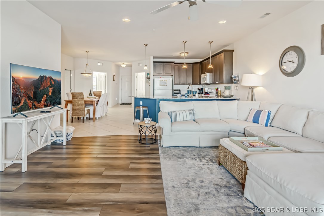 Osage Beach, Missouri 65065, United States, 3 Bedrooms Bedrooms, ,2 BathroomsBathrooms,Residential,Active,198530