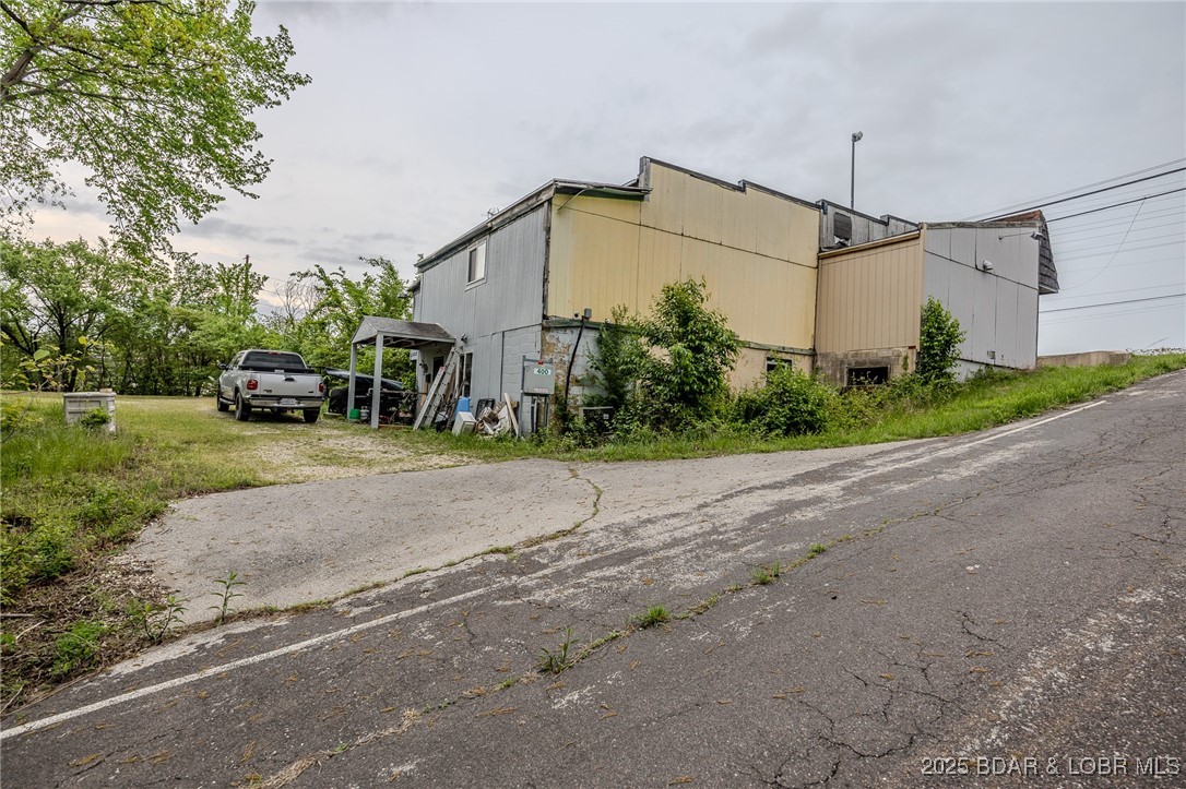 Main image without alt text