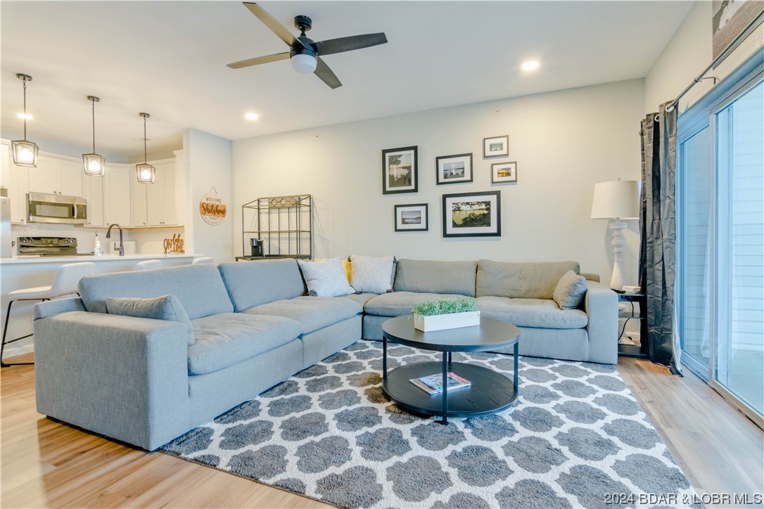 Rocky Mount, Missouri 65072, United States, 3 Bedrooms Bedrooms, ,2 BathroomsBathrooms,Residential,Contingent,64902