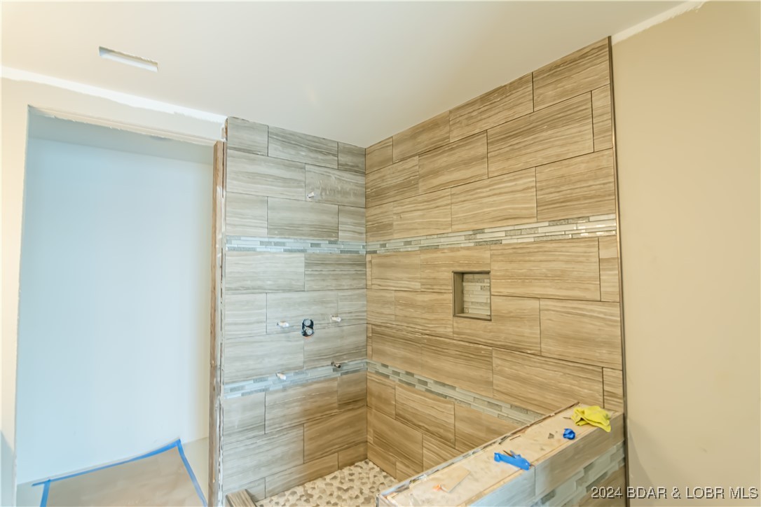 Four Seasons, Missouri 65049, United States, 5 Bedrooms Bedrooms, ,3 BathroomsBathrooms,Residential,Contingent,46465