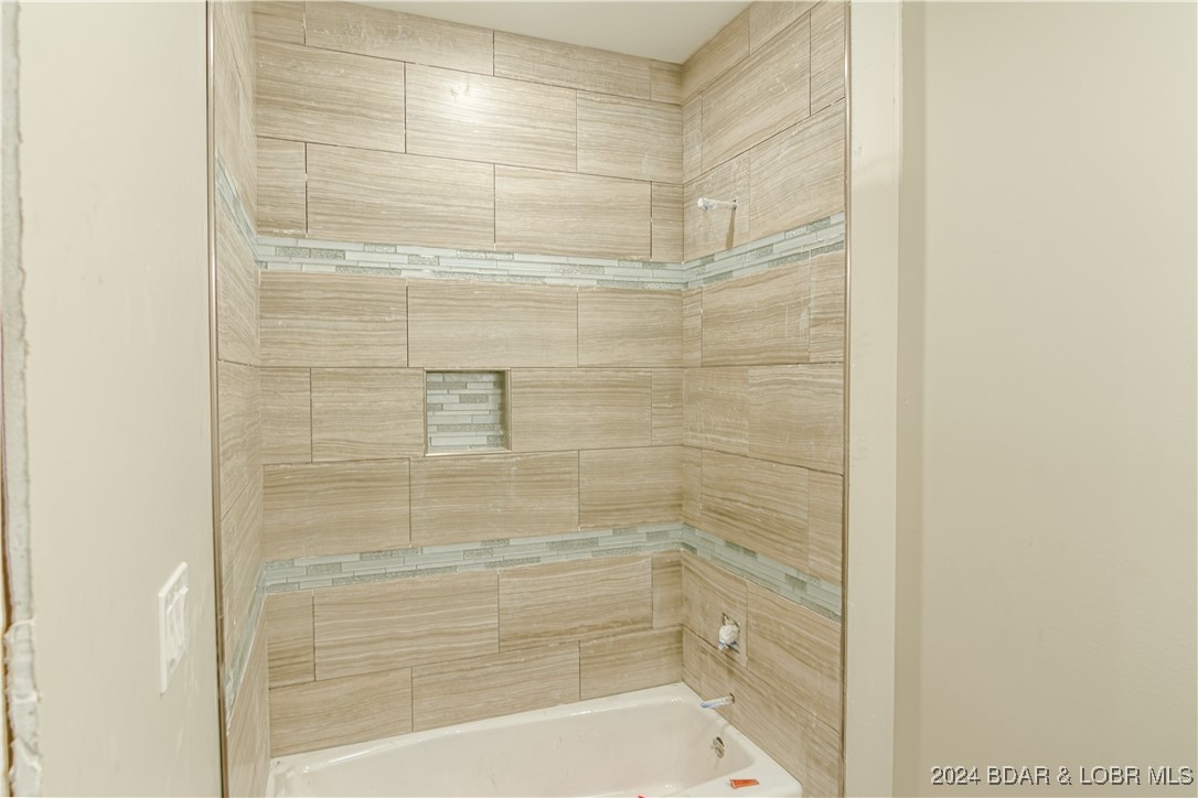 Four Seasons, Missouri 65049, United States, 5 Bedrooms Bedrooms, ,3 BathroomsBathrooms,Residential,Contingent,46465