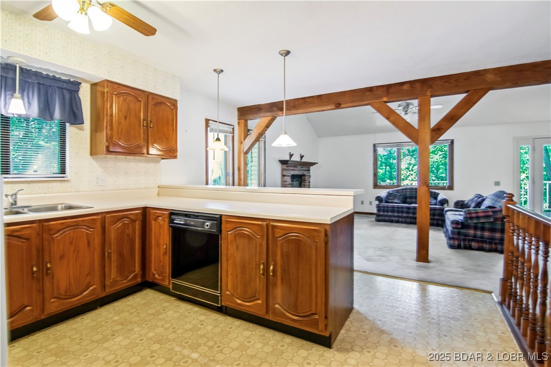 Four Seasons, Missouri 65049, United States, 3 Bedrooms Bedrooms, ,3 BathroomsBathrooms,Residential,Contingent,175553