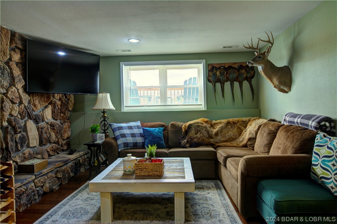 Lake Ozark, Missouri 65049, United States, 4 Bedrooms Bedrooms, ,3 BathroomsBathrooms,Residential,Active,63576