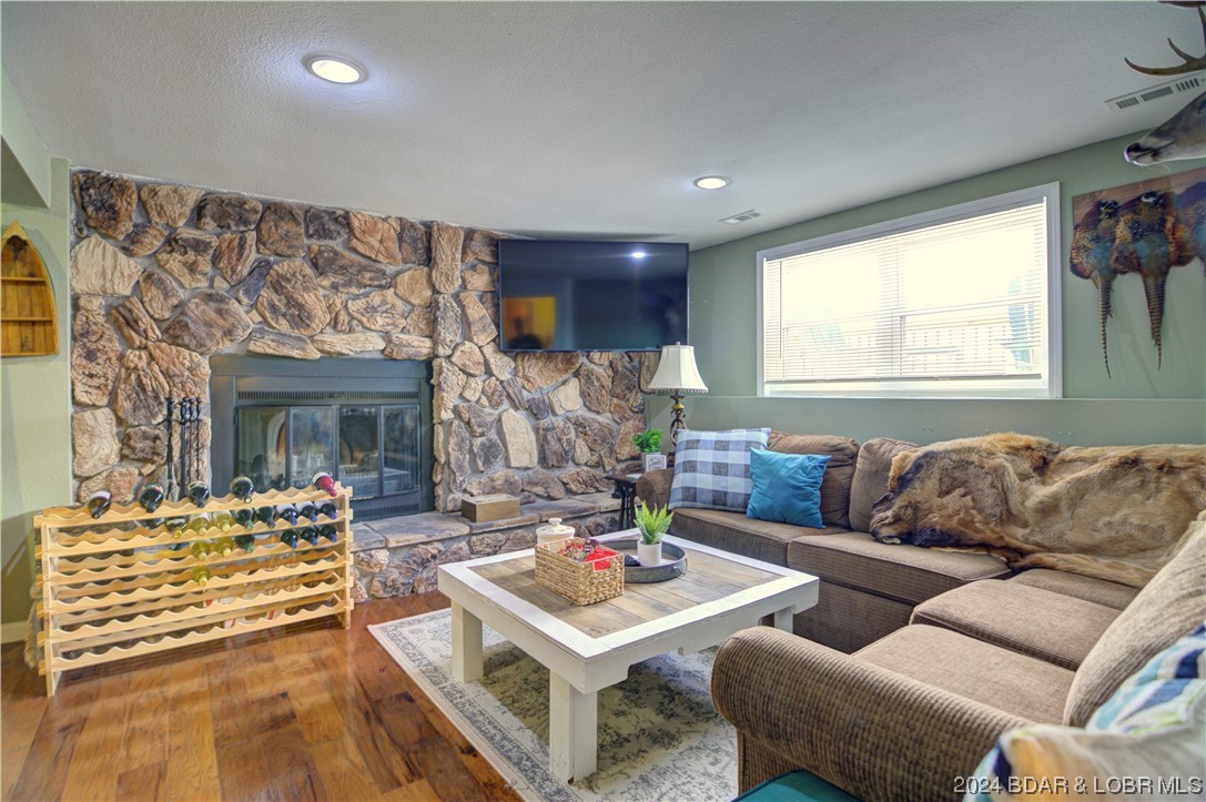 Lake Ozark, Missouri 65049, United States, 4 Bedrooms Bedrooms, ,3 BathroomsBathrooms,Residential,Active,63576