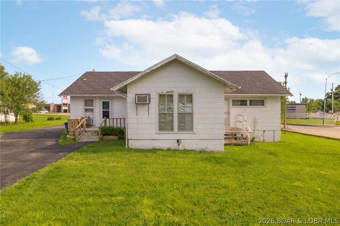 Main image without alt text