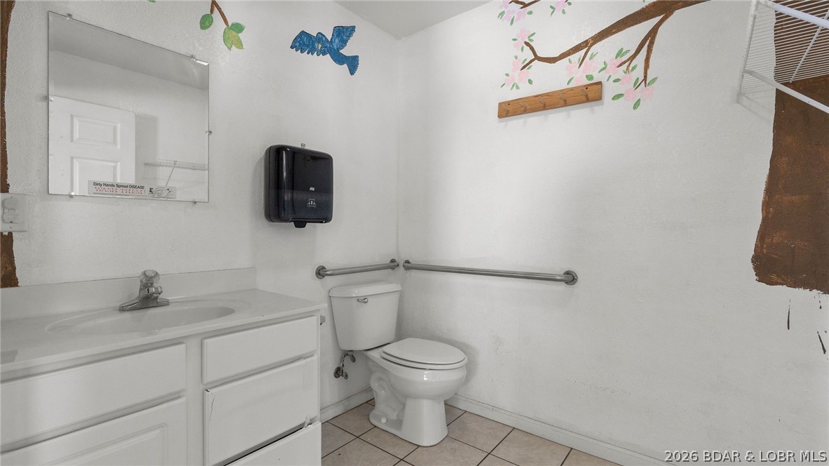 Main image without alt text