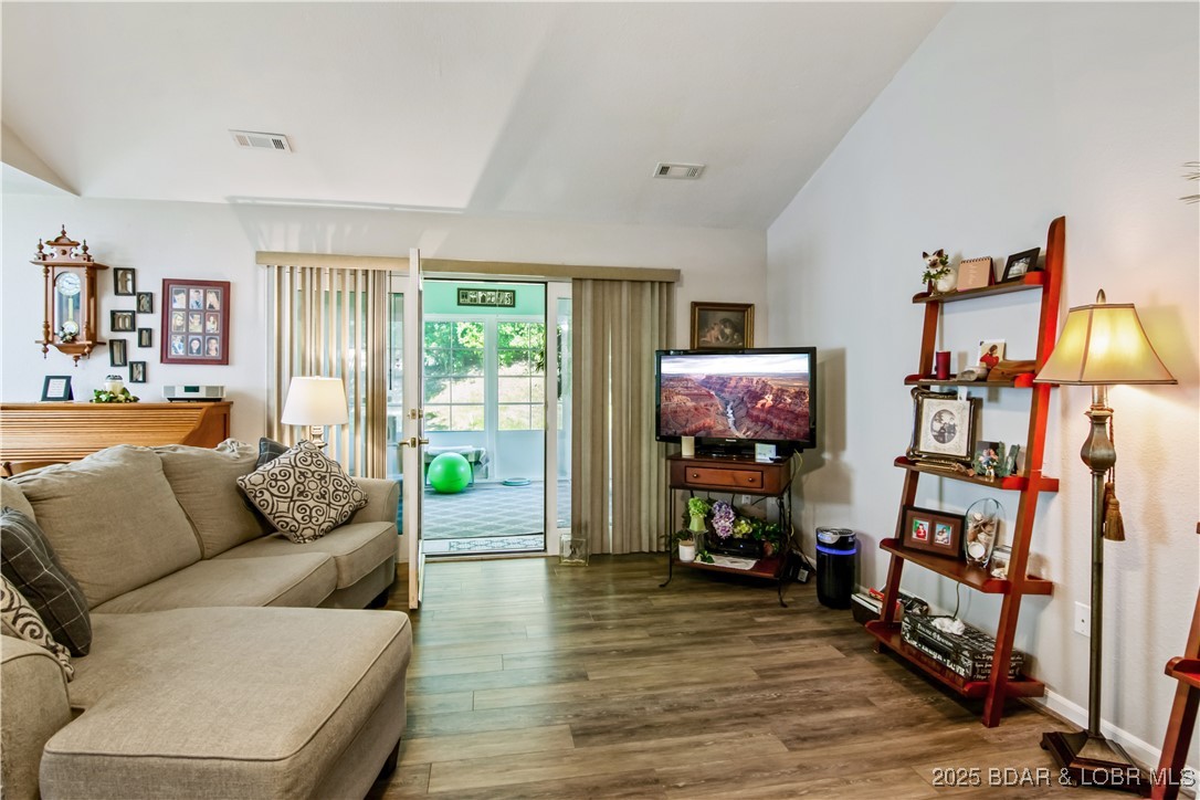 Osage Beach, Missouri 65065, United States, 2 Bedrooms Bedrooms, ,2 BathroomsBathrooms,Residential,Contingent,202674