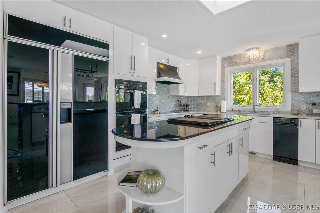 Lake Ozark, Missouri 65049, United States, 5 Bedrooms Bedrooms, ,5 BathroomsBathrooms,Residential,Contingent,39273