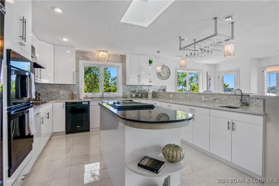 Lake Ozark, Missouri 65049, United States, 5 Bedrooms Bedrooms, ,5 BathroomsBathrooms,Residential,Contingent,39273