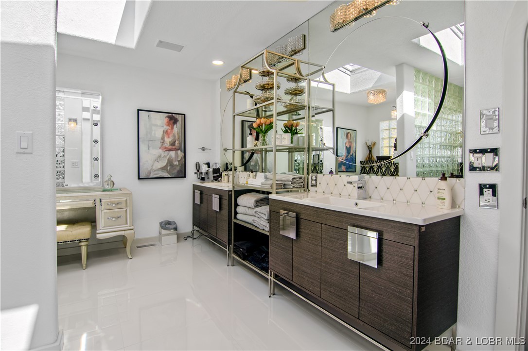 Lake Ozark, Missouri 65049, United States, 5 Bedrooms Bedrooms, ,5 BathroomsBathrooms,Residential,Contingent,39273