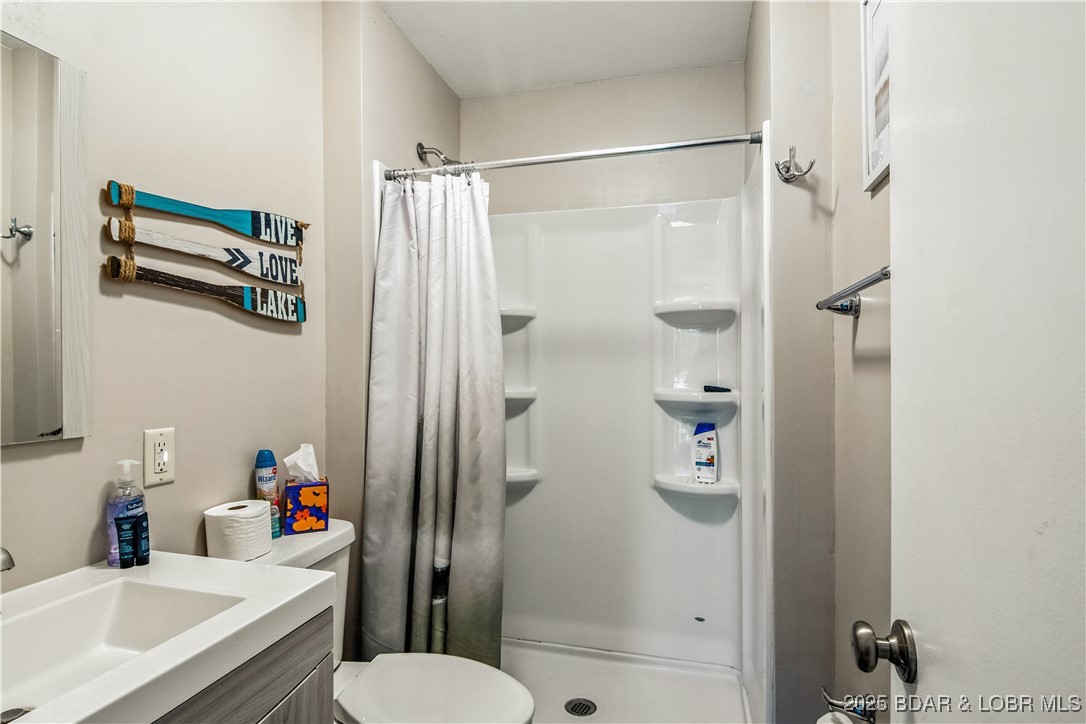 Lake Ozark, Missouri 65049, United States, 5 Bedrooms Bedrooms, ,3 BathroomsBathrooms,Residential,Active,213396