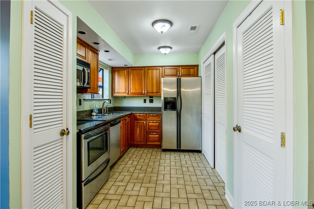 Lake Ozark, Missouri 65049, United States, 2 Bedrooms Bedrooms, ,2 BathroomsBathrooms,Residential,Active,98410