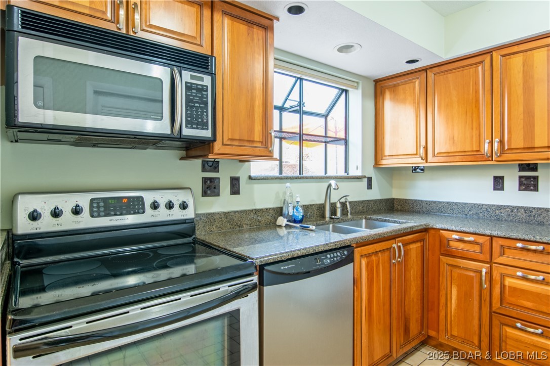 Lake Ozark, Missouri 65049, United States, 2 Bedrooms Bedrooms, ,2 BathroomsBathrooms,Residential,Active,98410