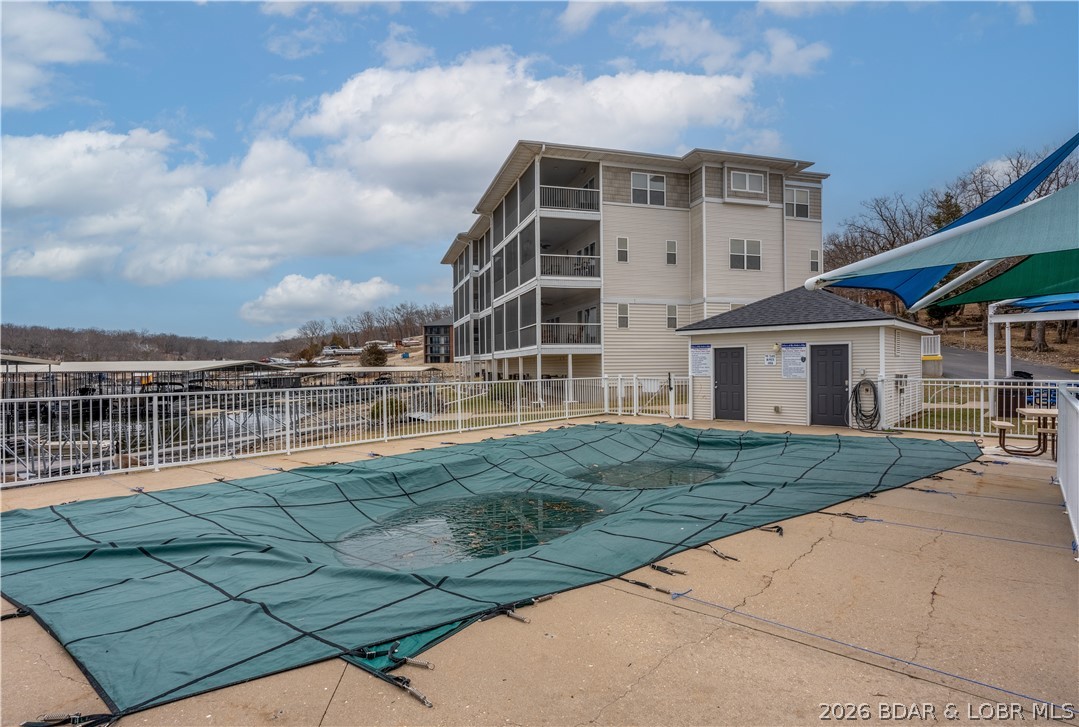 Robins at the Waters Edge Condominium - Residential