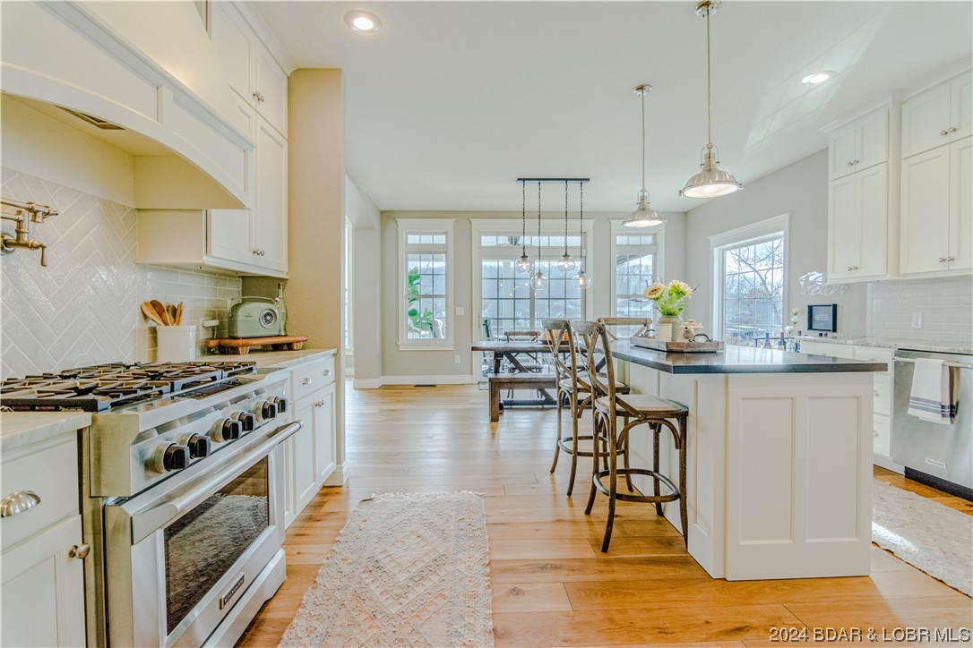 Porto Cima, Missouri 65079, United States, 5 Bedrooms Bedrooms, ,4 BathroomsBathrooms,Residential,Pending,63727