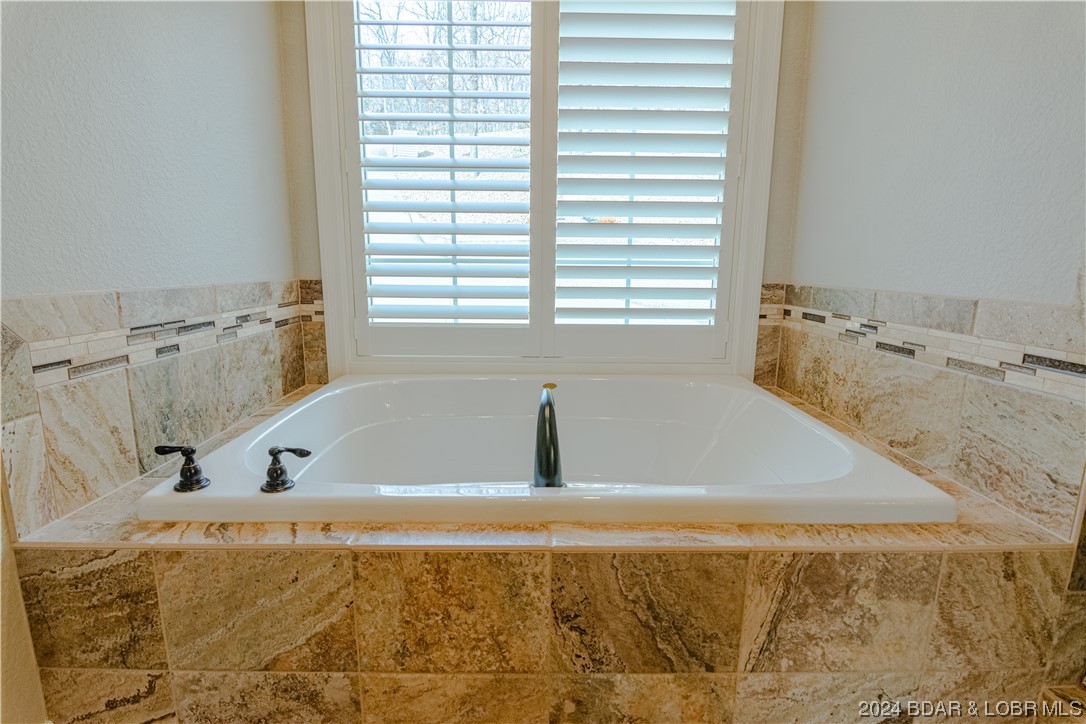 Porto Cima, Missouri 65079, United States, 5 Bedrooms Bedrooms, ,4 BathroomsBathrooms,Residential,Pending,63727