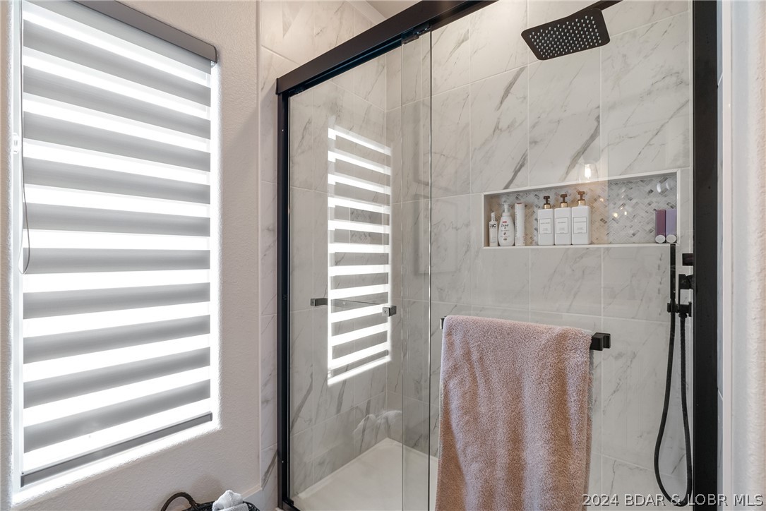 Porto Cima, Missouri 65049, United States, 4 Bedrooms Bedrooms, ,4 BathroomsBathrooms,Residential,Contingent,57952