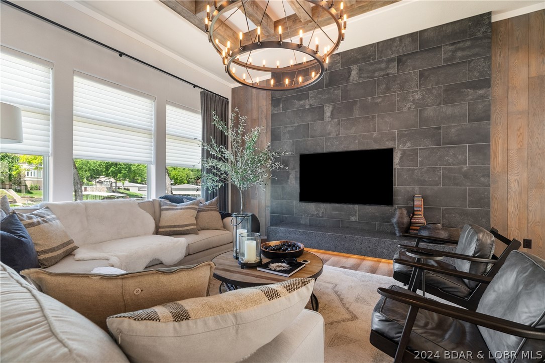 Porto Cima, Missouri 65049, United States, 4 Bedrooms Bedrooms, ,4 BathroomsBathrooms,Residential,Contingent,57952