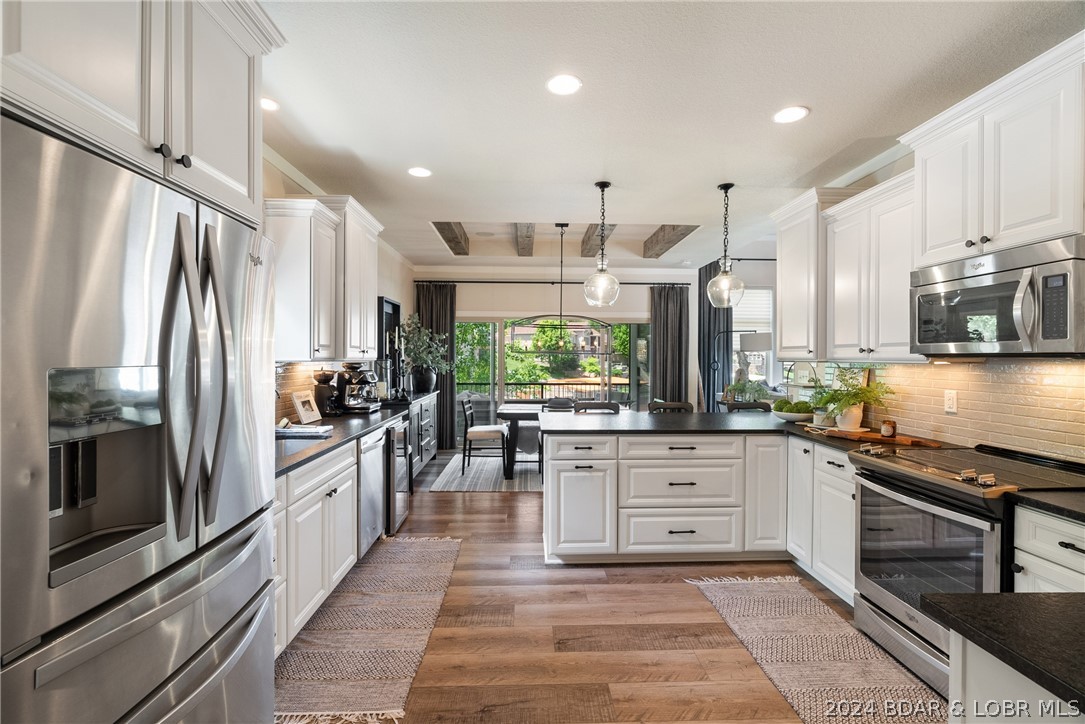 Porto Cima, Missouri 65049, United States, 4 Bedrooms Bedrooms, ,4 BathroomsBathrooms,Residential,Contingent,57952