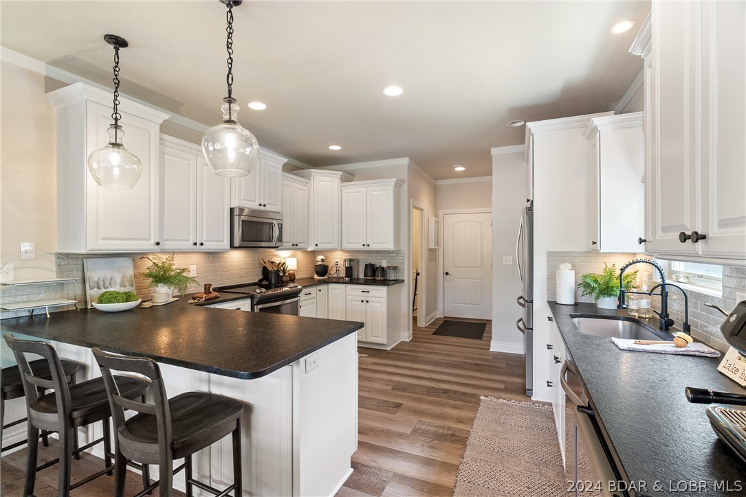 Porto Cima, Missouri 65049, United States, 4 Bedrooms Bedrooms, ,4 BathroomsBathrooms,Residential,Contingent,57952