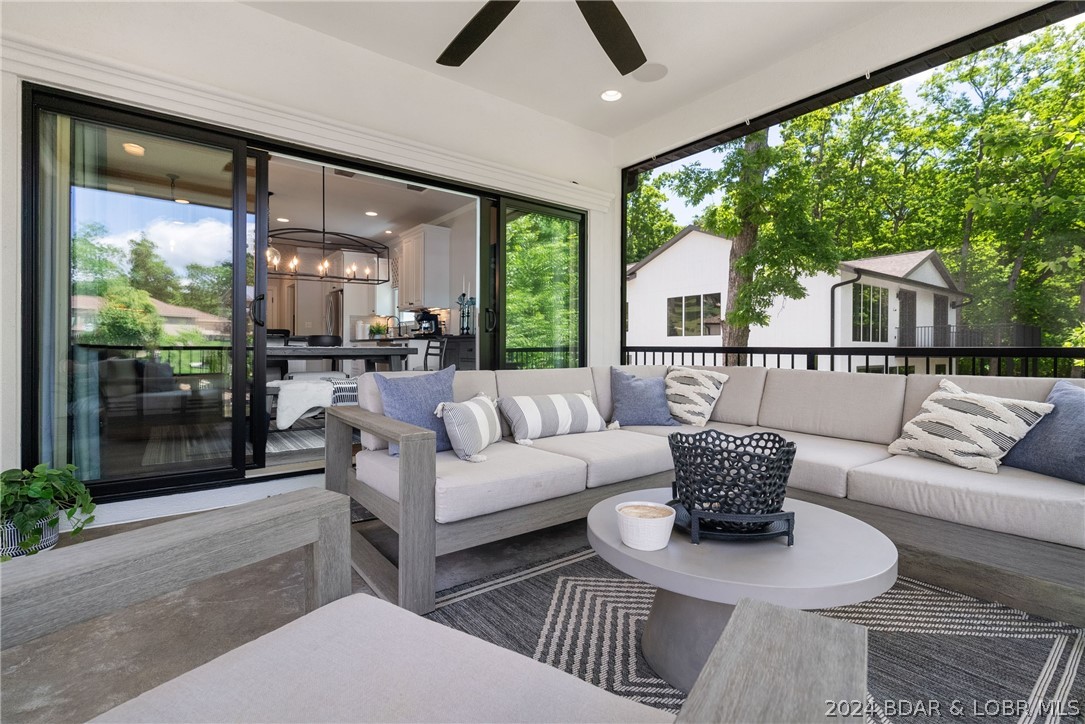 Porto Cima, Missouri 65049, United States, 4 Bedrooms Bedrooms, ,4 BathroomsBathrooms,Residential,Contingent,57952