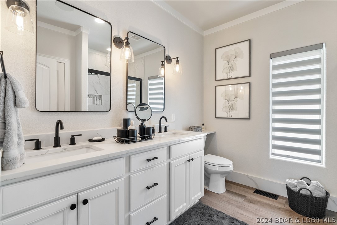 Porto Cima, Missouri 65049, United States, 4 Bedrooms Bedrooms, ,4 BathroomsBathrooms,Residential,Contingent,57952