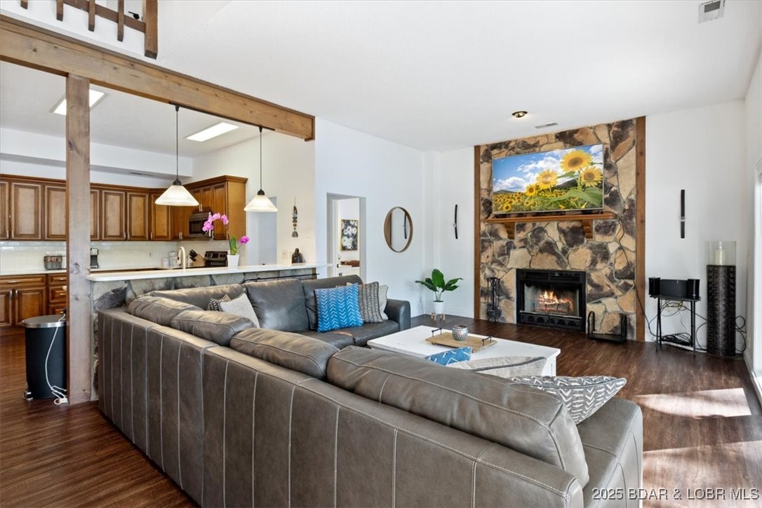 Sunrise Beach, Missouri 65079, United States, 3 Bedrooms Bedrooms, ,3 BathroomsBathrooms,Residential,Contingent,136155