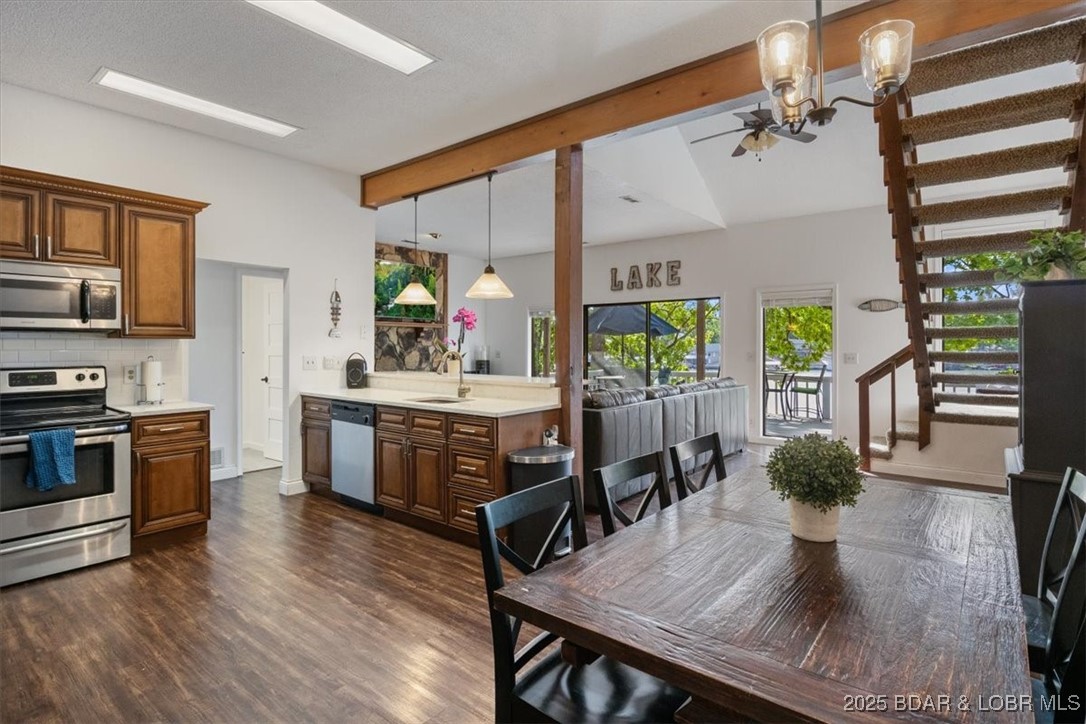 Sunrise Beach, Missouri 65079, United States, 3 Bedrooms Bedrooms, ,3 BathroomsBathrooms,Residential,Contingent,136155