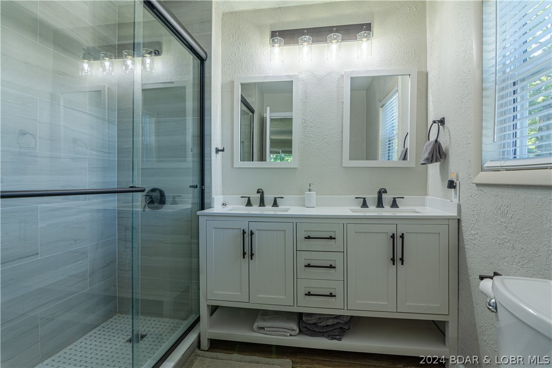 Camdenton, Missouri 65020, United States, 4 Bedrooms Bedrooms, ,3 BathroomsBathrooms,Residential,Contingent,55249