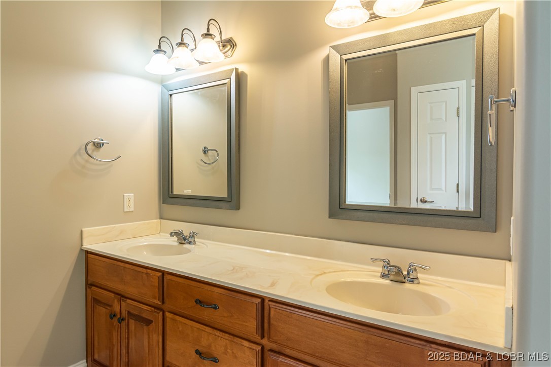 Osage Beach, Missouri 65065, United States, 5 Bedrooms Bedrooms, ,3 BathroomsBathrooms,Residential,Active,118002