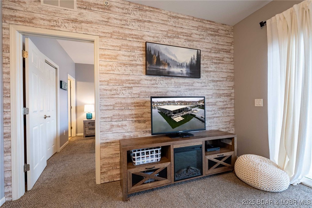 Robins at the Waters Edge Condominium - Residential