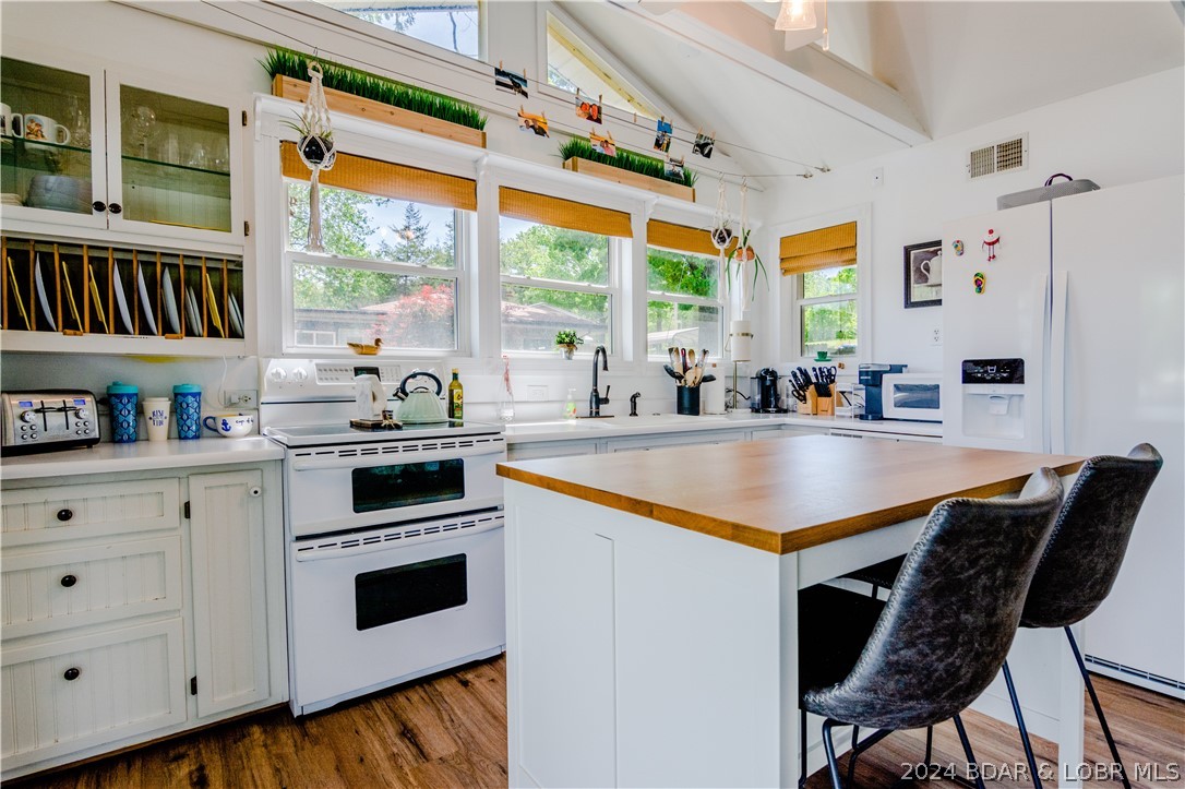 Camdenton, Missouri 65020, United States, 2 Bedrooms Bedrooms, ,2 BathroomsBathrooms,Residential,Contingent,53715