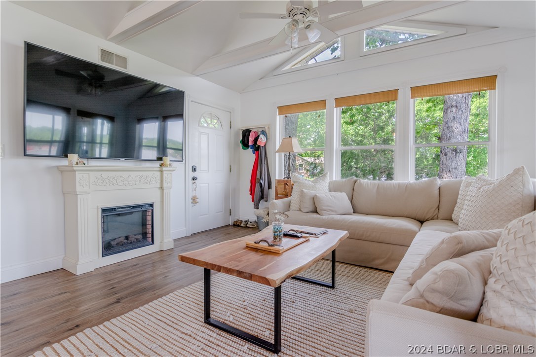 Camdenton, Missouri 65020, United States, 2 Bedrooms Bedrooms, ,2 BathroomsBathrooms,Residential,Contingent,53715