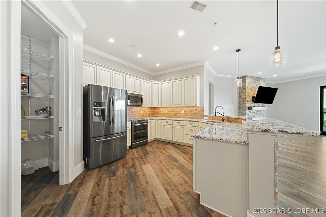 Sunrise Beach, Missouri 65079, United States, 4 Bedrooms Bedrooms, ,5 BathroomsBathrooms,Residential,Active,164626