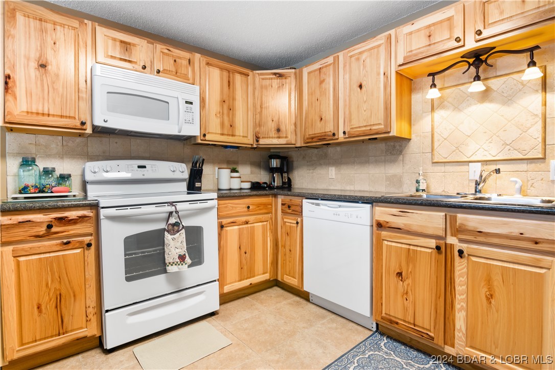 Lake Ozark, Missouri 65049, United States, 3 Bedrooms Bedrooms, ,2 BathroomsBathrooms,Residential,Contingent,43744