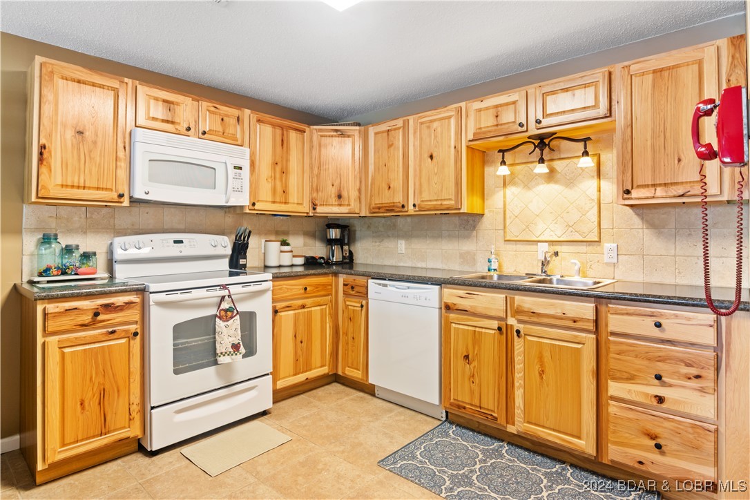 Lake Ozark, Missouri 65049, United States, 3 Bedrooms Bedrooms, ,2 BathroomsBathrooms,Residential,Contingent,43744