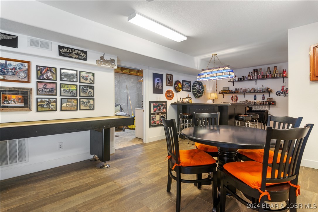 Kaiser, Missouri 65047, United States, 5 Bedrooms Bedrooms, ,4 BathroomsBathrooms,Residential,Contingent,45040