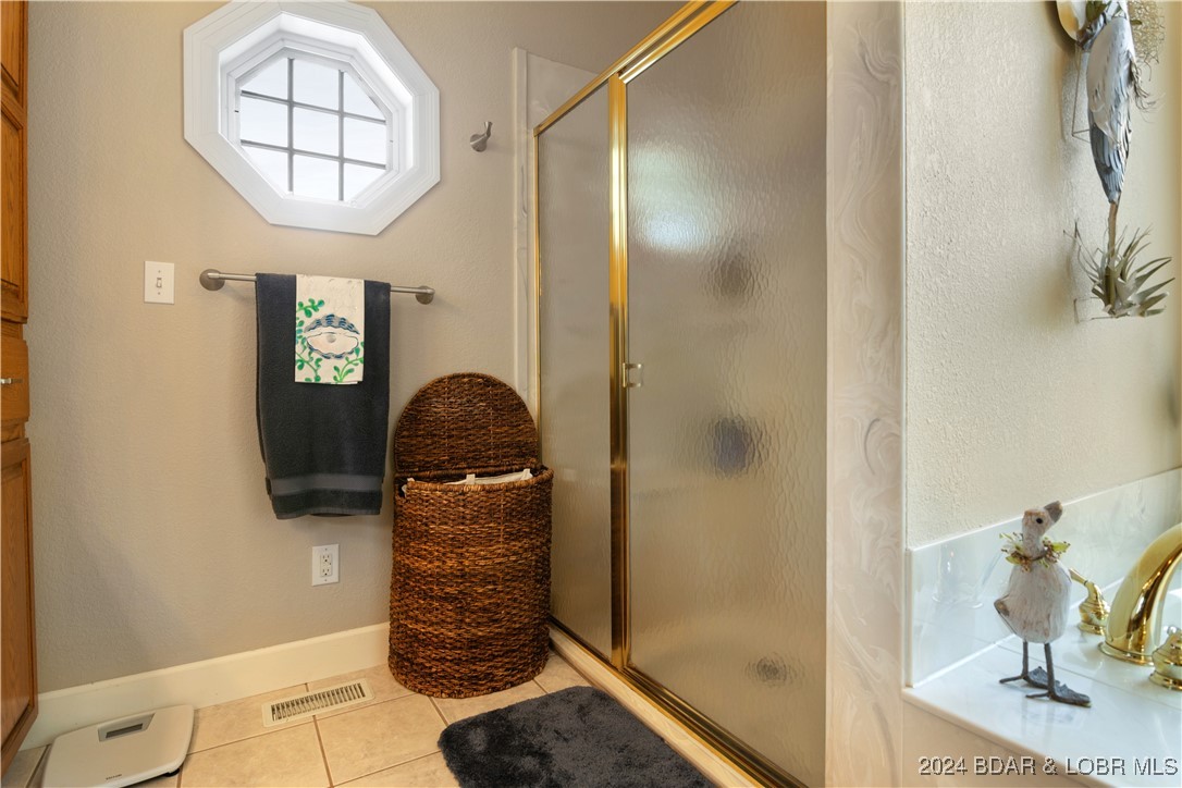 Kaiser, Missouri 65047, United States, 5 Bedrooms Bedrooms, ,4 BathroomsBathrooms,Residential,Contingent,45040