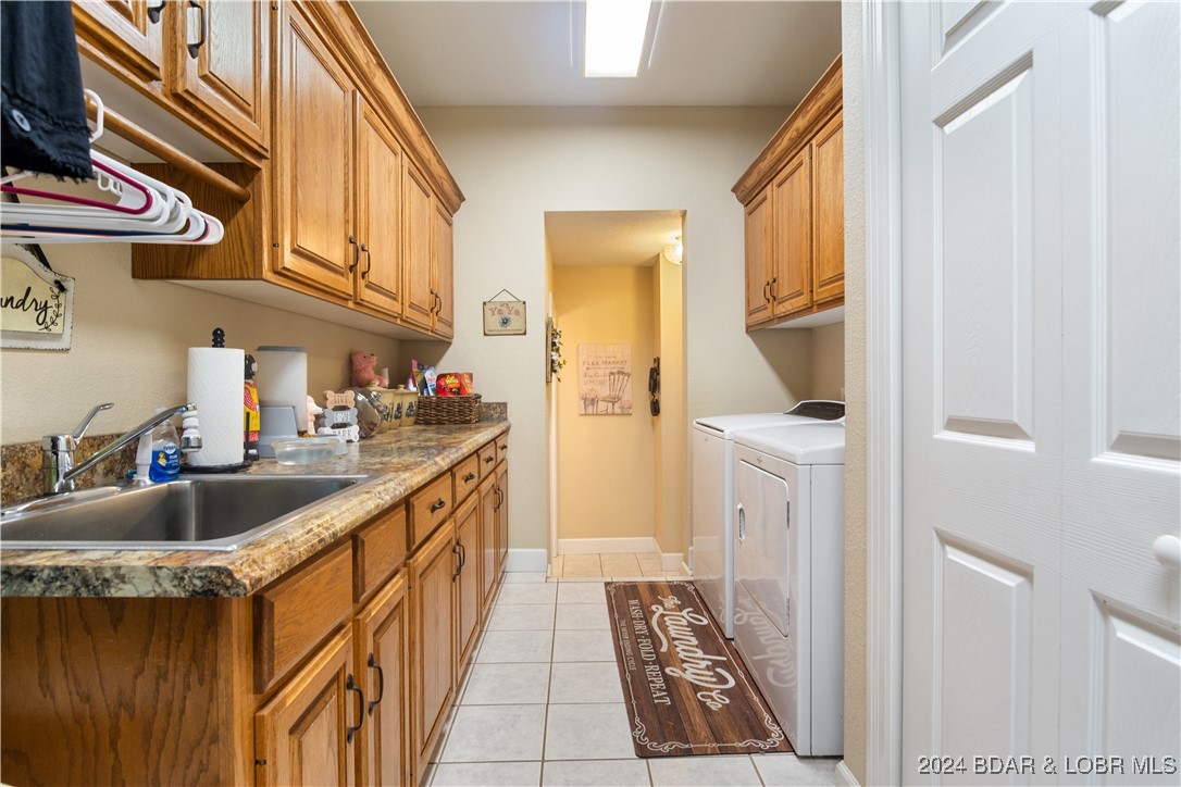 Kaiser, Missouri 65047, United States, 5 Bedrooms Bedrooms, ,4 BathroomsBathrooms,Residential,Contingent,45040