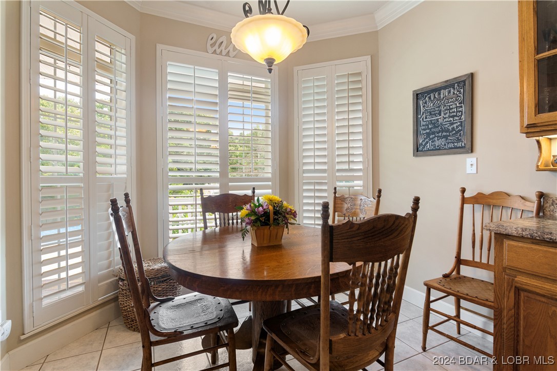 Kaiser, Missouri 65047, United States, 5 Bedrooms Bedrooms, ,4 BathroomsBathrooms,Residential,Contingent,45040