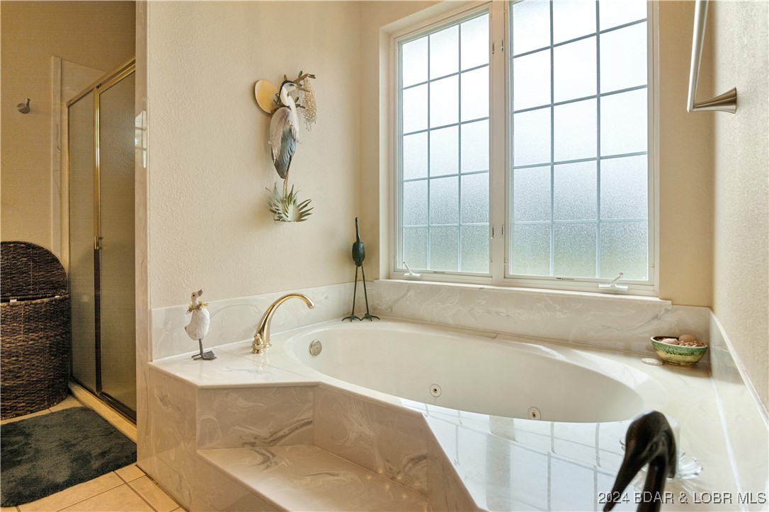 Kaiser, Missouri 65047, United States, 5 Bedrooms Bedrooms, ,4 BathroomsBathrooms,Residential,Contingent,45040